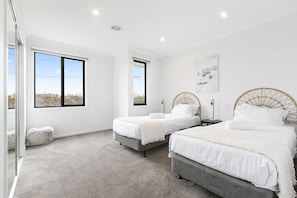 Desk, iron/ironing board, travel crib, WiFi - Domi Rentals - The Third Residence (Clayton South)