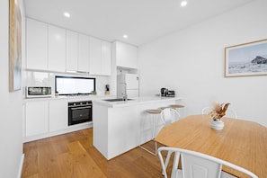 Fridge, microwave, oven, stovetop - Domi Rentals - The Moorabbin Townhouse (Moorabbin)