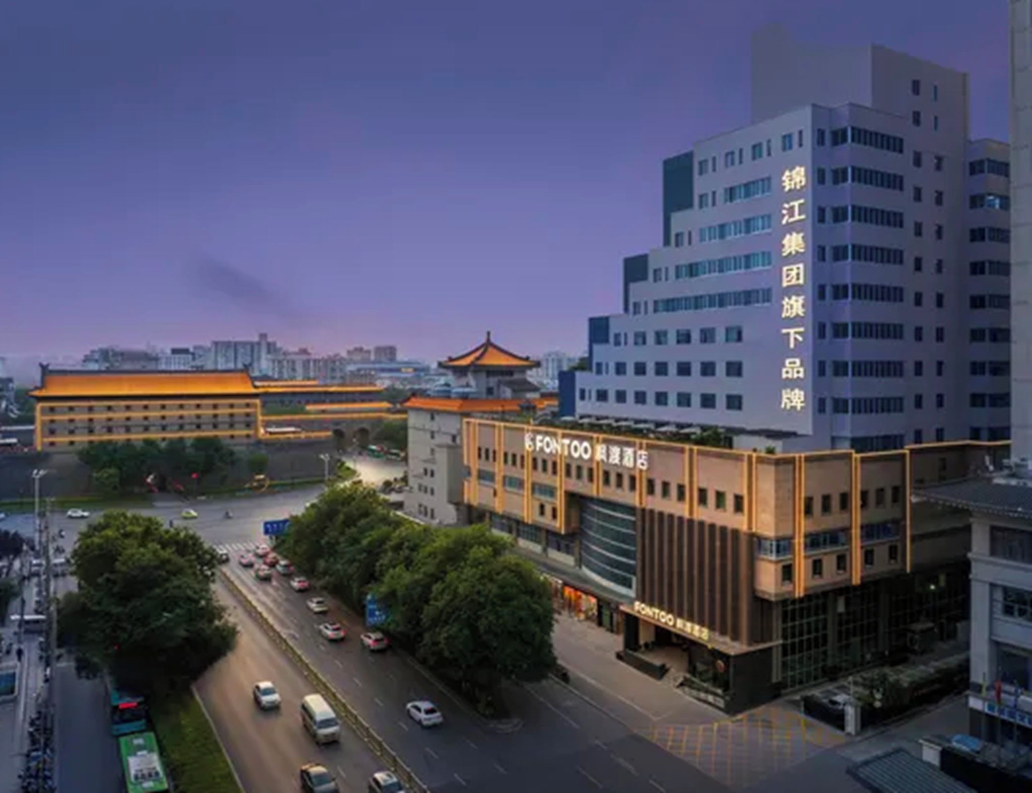 Un edificio moderno con un letrero que dice 'FONTOO' y, al fondo, un edificio tradicional con tejado al estilo pagoda.