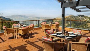 Outdoor dining - Justa Luxe Hollow Oak Mussoorie (Dehradun)