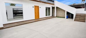 A modern building with a concrete floor, a wooden door, and a window. - Green Spot Rest & Relax in Puerto Peñasco. 2BR/2BA (Puerto Peñasco)