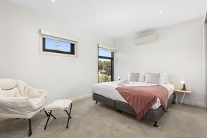 3 bedrooms, iron/ironing board, travel cot, WiFi - Domi Rentals The Chadstone Homes (Chadstone)