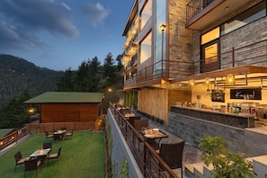 Outdoor dining - Justa Luxe Cliffend Resort and Spa Mashobra (Shimla)