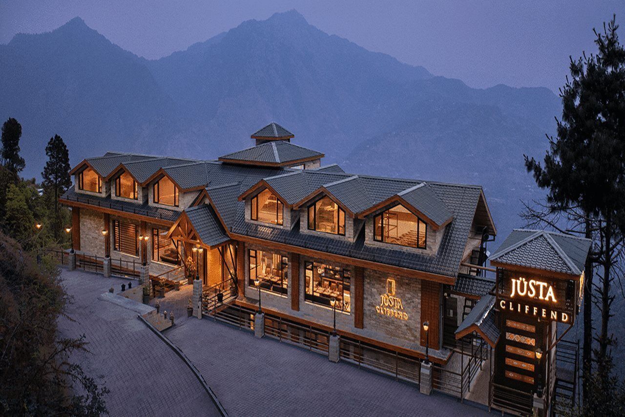 Un hotel de varios pisos con un letrero llamativo que dice 'JUSTA CLIFFEND'.