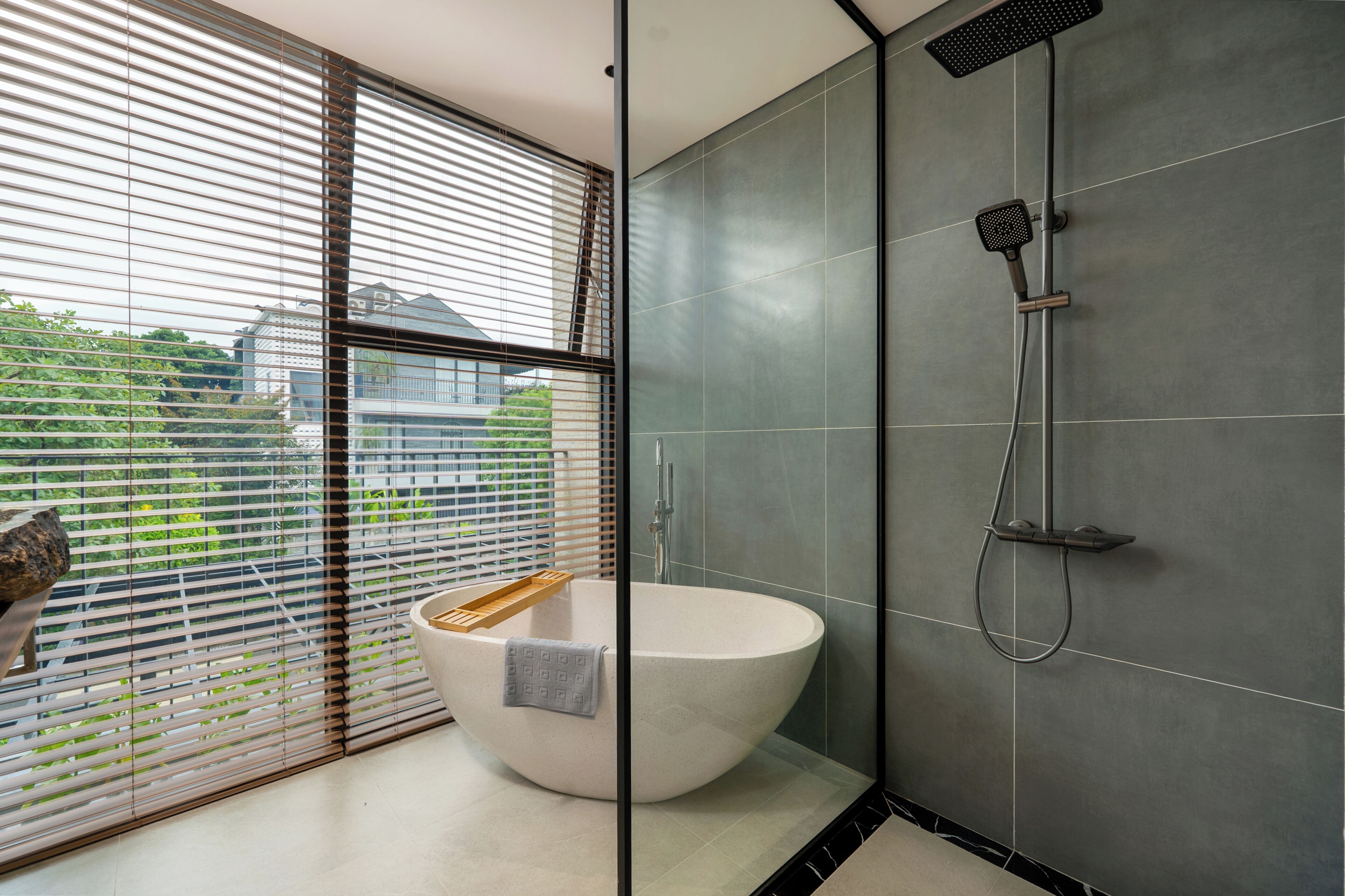 Pengering rambut, handuk, sampo, dan tisu toilet
