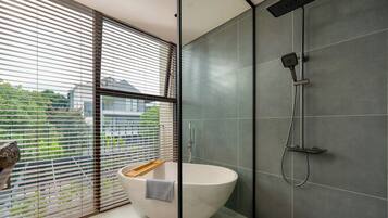 Pengering rambut, handuk, sampo, dan tisu toilet