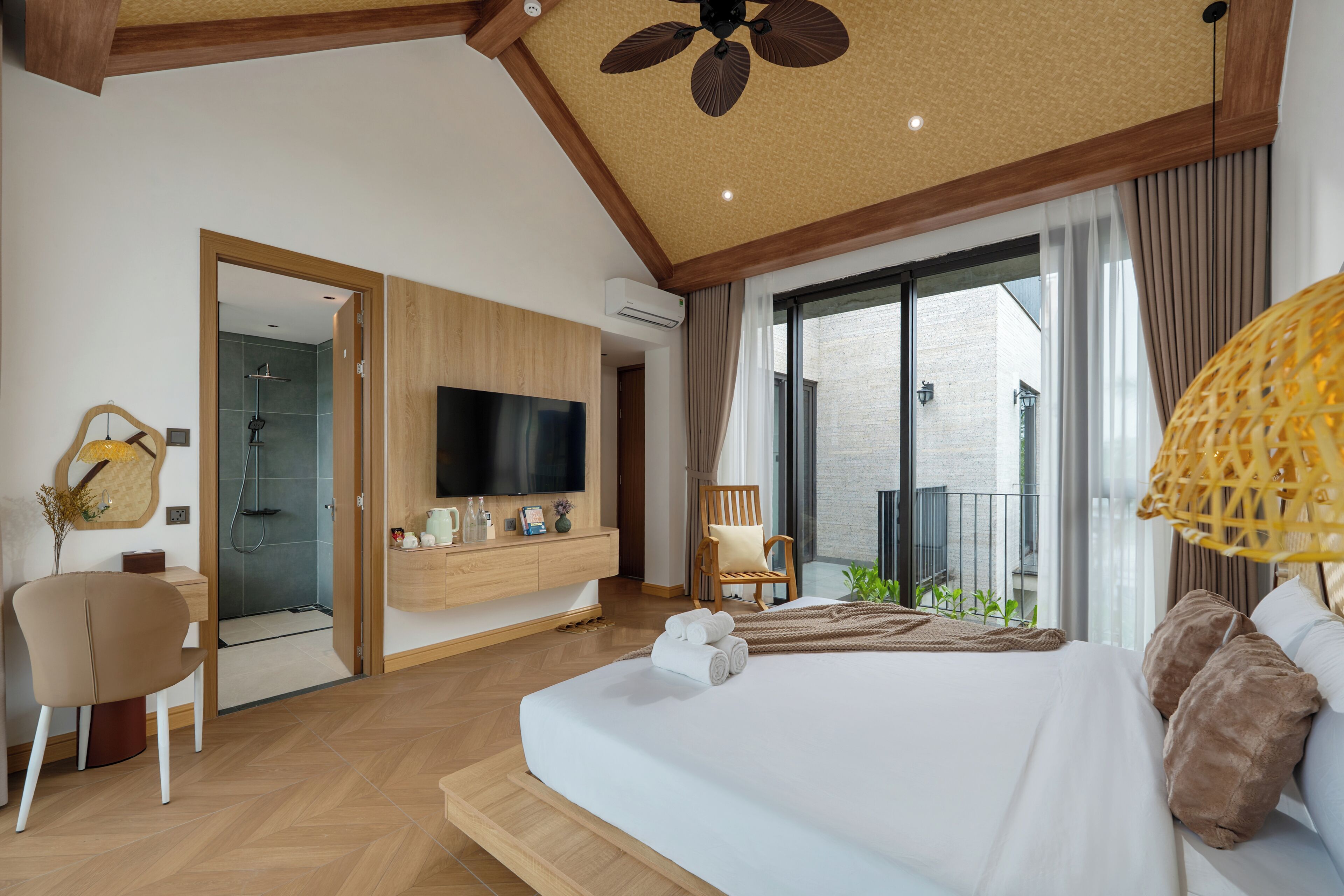 Premium bedding, WiFi (free), bed sheets