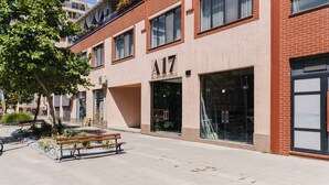 En bygning med et skilt, der viser 'A17', og en bænk foran.