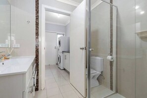 Bathroom - Domi Rentals - The Iona Townhouse (Clayton)