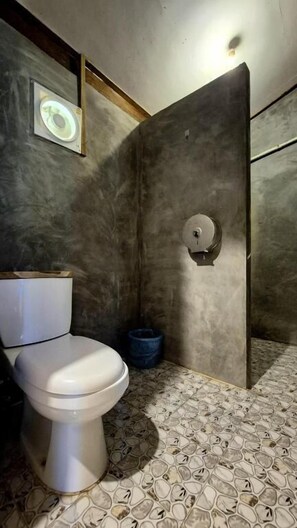 Camera tripla, balcone, vista fiume | Bagno