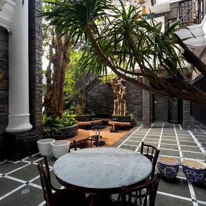 Outdoor dining - S and F Residence (Jakarta)