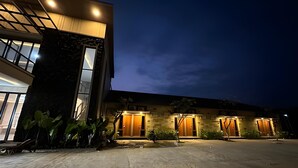 A modern building with a large glass facade and a courtyard.