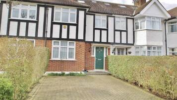 House | 6 bedrooms