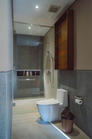 Vila luxo, 3 quartos, vista para a piscina | Banheiro | Chinelos 