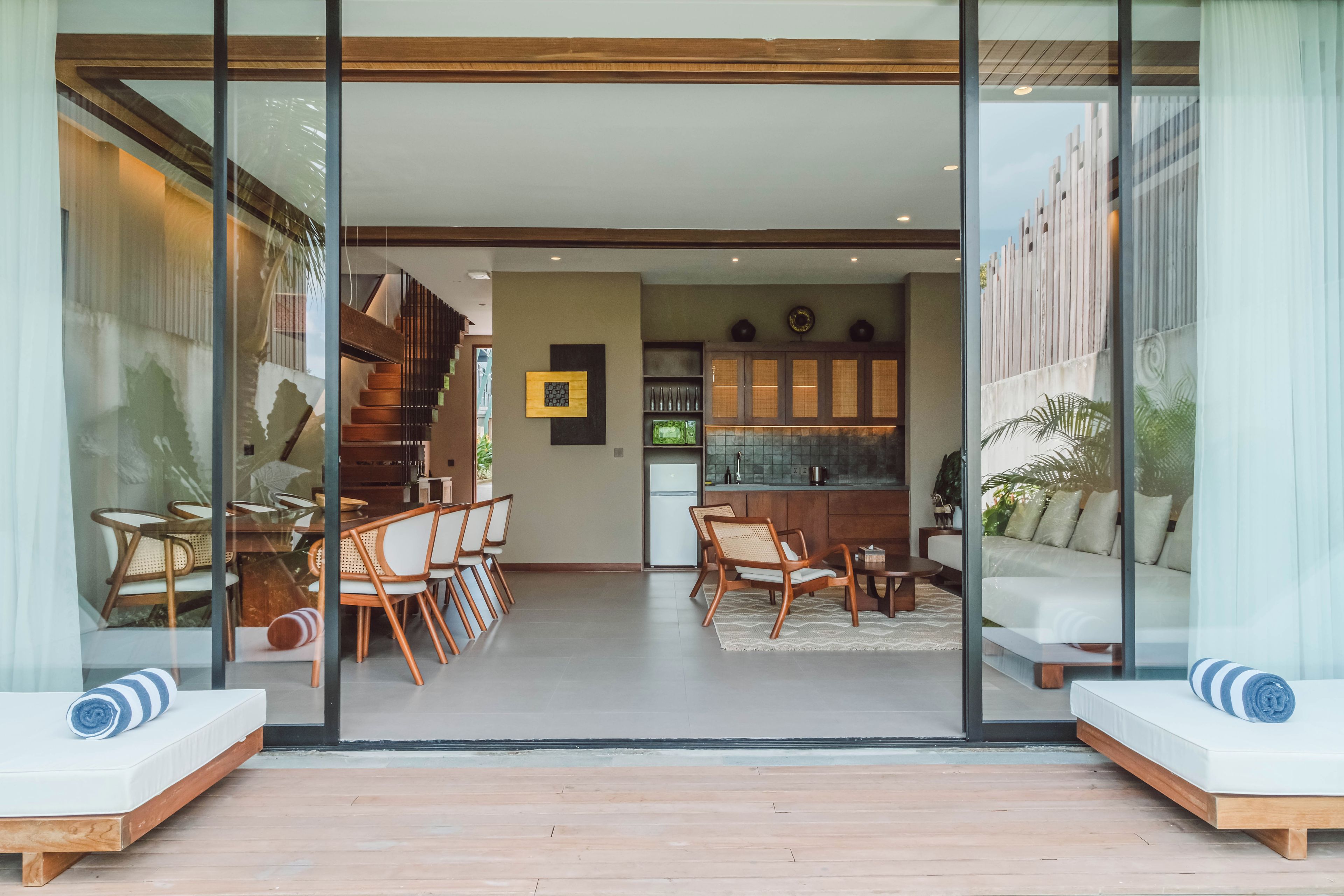 Un interior moderno con comedor, cocina y zona de estar.