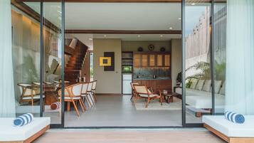 Un interior moderno con comedor, cocina y zona de estar.