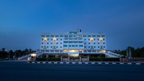 A multi-story hotel with a central staircase and a flat roof. - 21 Karimun (Karimun)