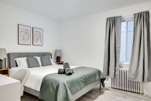 Desk, iron/ironing board, travel cot, WiFi - Executive Suite 3BR - Close to Downtown Ottawa (Ottawa)