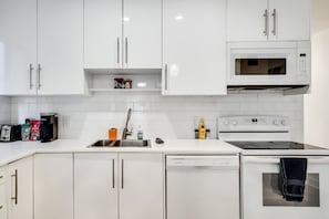 Coffee/tea maker, fridge, microwave, oven - Executive Suite 3BR - Close to Downtown Ottawa (Ottawa)