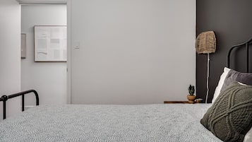 3 dormitorios, escritorio, tabla de planchar con plancha y cuna de viaje