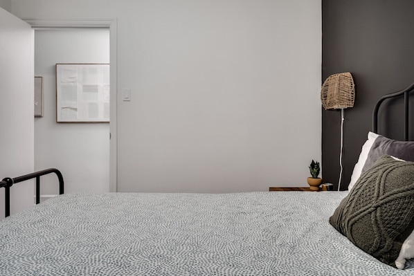 3 habitaciones, escritorio y tabla de planchar con plancha 