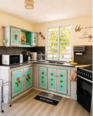 Coffee/tea maker, fridge, microwave, oven