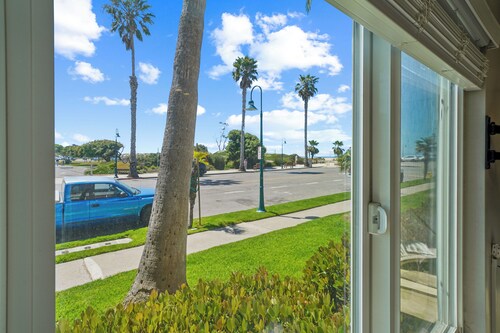 Superb 2-bedroom condo in charming Carpinteria with view of beach and park