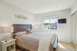 2 bedrooms, iron/ironing board, Internet, bed sheets