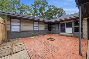 Exterior - 4 Bedroom 2 Bath home in Port Arthur Texas! (Port Arthur)