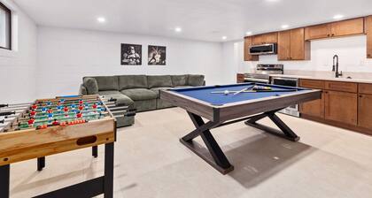 Luxury 5 BR Retreat. Sleeps 10+. Near U of A.