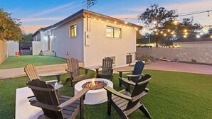 A small cabin with a fire pit and outdoor seating. - Luxury 5 BR Retreat. Sleeps 10+. Near U of A. (Tucson)
