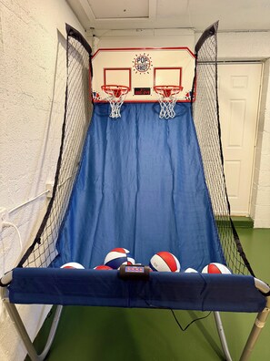 A basketball hoop with a scoreboard and a blue net. - One Block From Olde Town! Hot Tub, Fire Pit, Putting Green, Arcade & Game Room (Arvada)