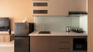 Apartemen Standar, balkon, pemandangan kota | Dapur pribadi | Lemari es besar, microwave, dan peralatan masak/sendok-piring