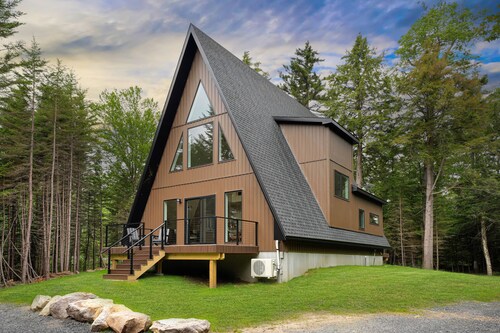 New Luxury A-Frame Cabin, 10 Min from Old Forge with Hot tub