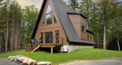 New Luxury A-Frame Cabin, 10 Min from Old Forge with Hot tub