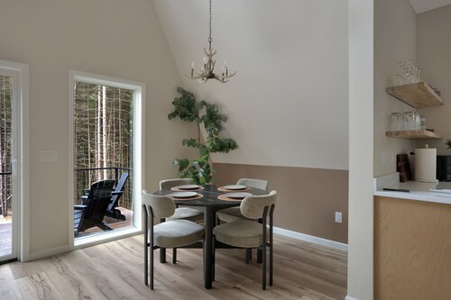 New Luxury A-Frame Cabin, 10 Min from Old Forge with Hot tub and Privacy