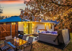 Outdoor dining - Serene 3-bedroom house with AC in charming McKinney (McKinney)