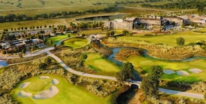 A golf course with a hotel in the background. - Serene 3-bedroom house with AC in charming McKinney (McKinney)