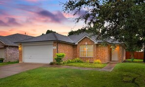 Exterior - Serene 3-bedroom house with AC in charming McKinney (McKinney)
