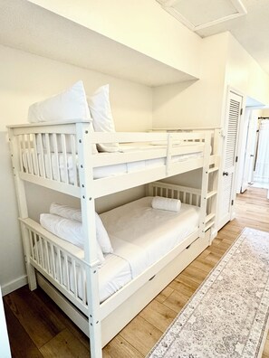 Room - Sunny escape in Miramar Beach, sleeps 6 (Miramar Beach)