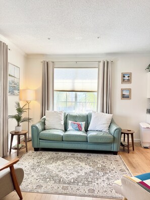 Living area - Sunny escape in Miramar Beach, sleeps 6 (Miramar Beach)
