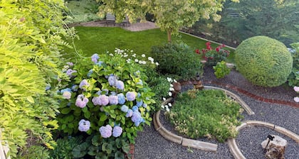 Unwind in a peaceful private garden retreat just one block from Columbia River.