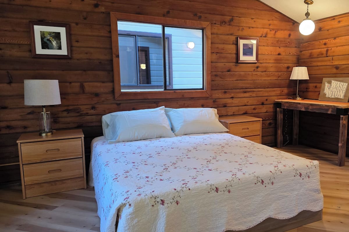 Classic Single Room, 1 Queen Bed, Non Smoking, Pets Allowed | Desk, laptop workspace, WiFi (free)