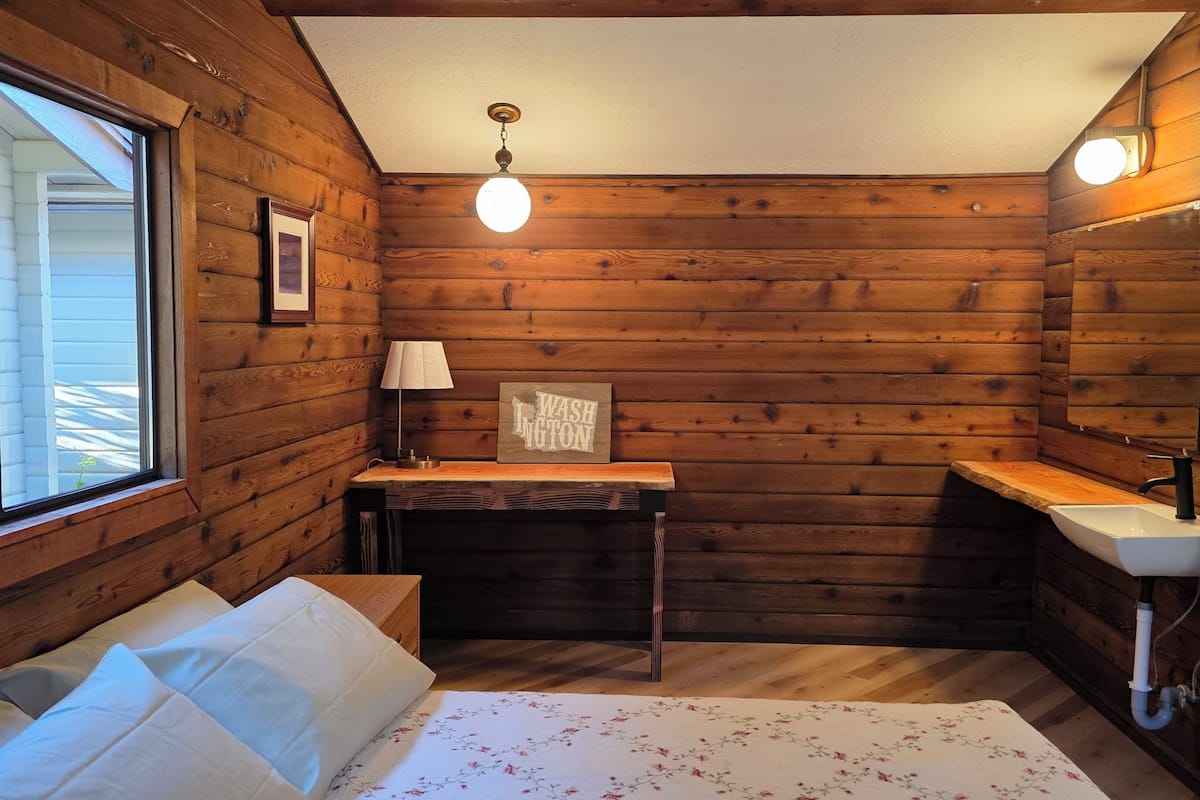Classic Single Room, 1 Queen Bed, Non Smoking, Pets Allowed | Desk, laptop workspace, WiFi (free)