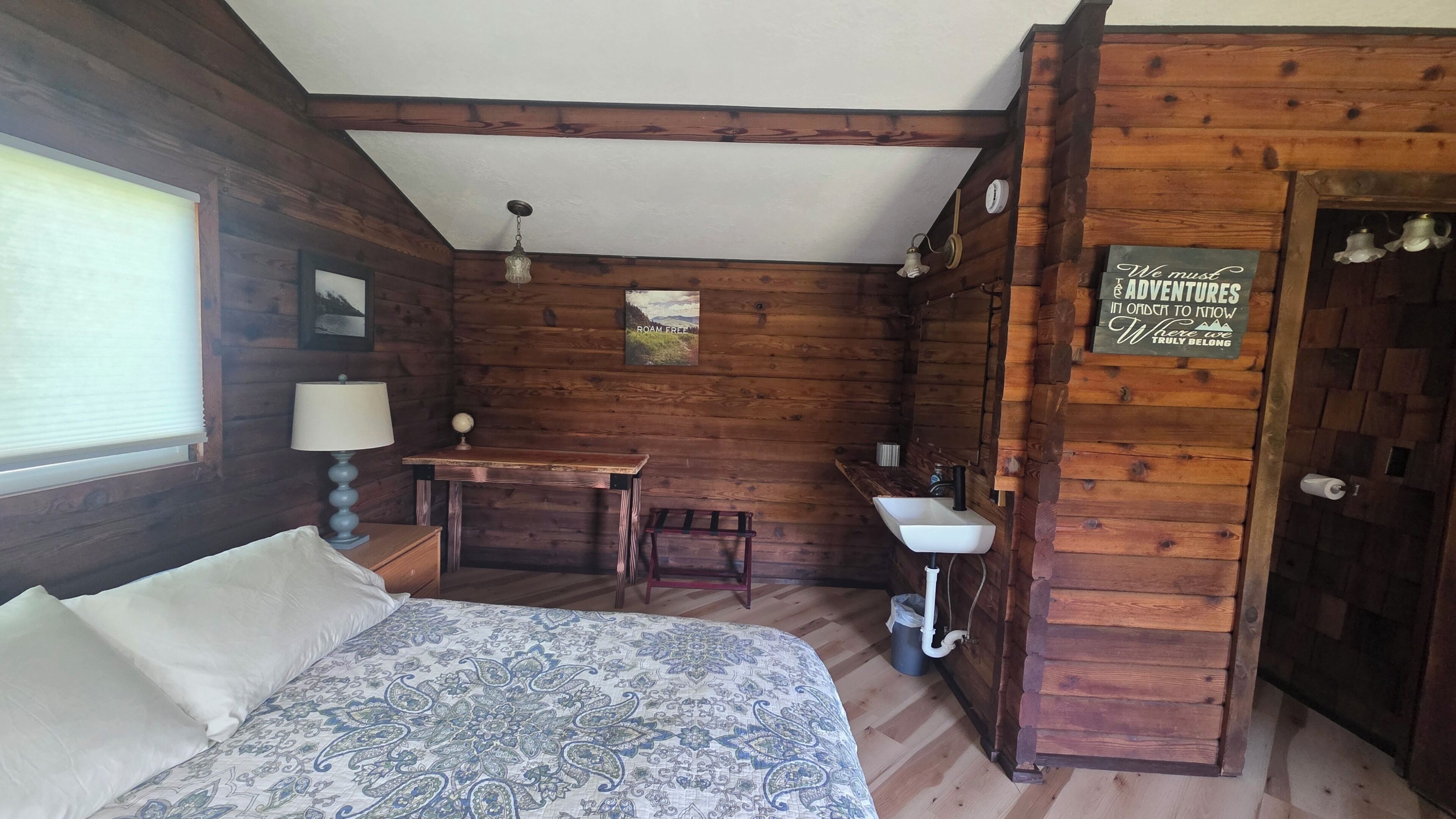 Classic Single Room, 1 Queen Bed, Non Smoking, Pets Allowed | Desk, laptop workspace, WiFi (free)