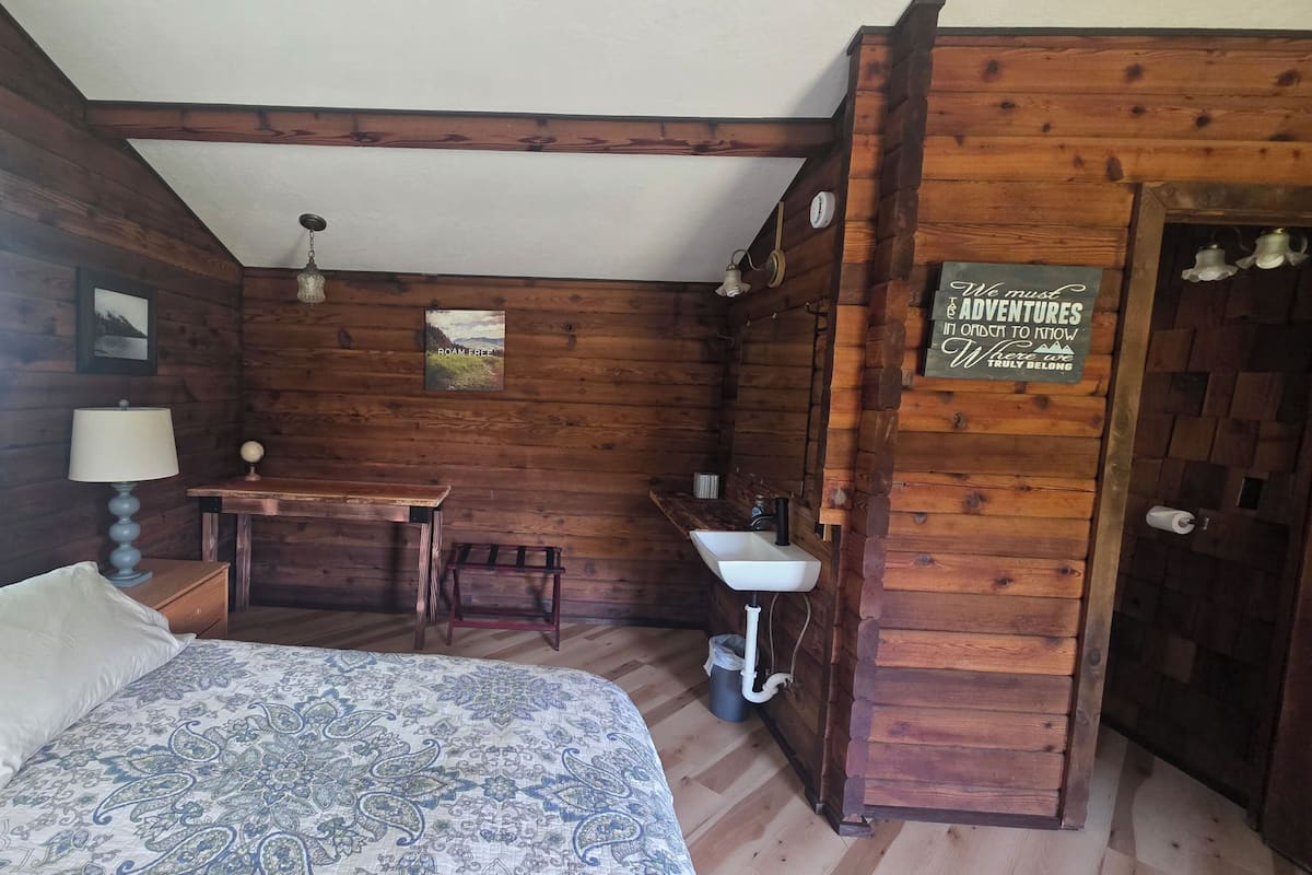 Classic Single Room, 1 Queen Bed, Non Smoking, Pets Allowed | Desk, laptop workspace, WiFi (free)