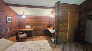 Quarto solteiro clássico, para não fumantes, aceita animais de estimação | Escrivaninha, espaço de trabalho para notebook, Wi-Fi de cortesia