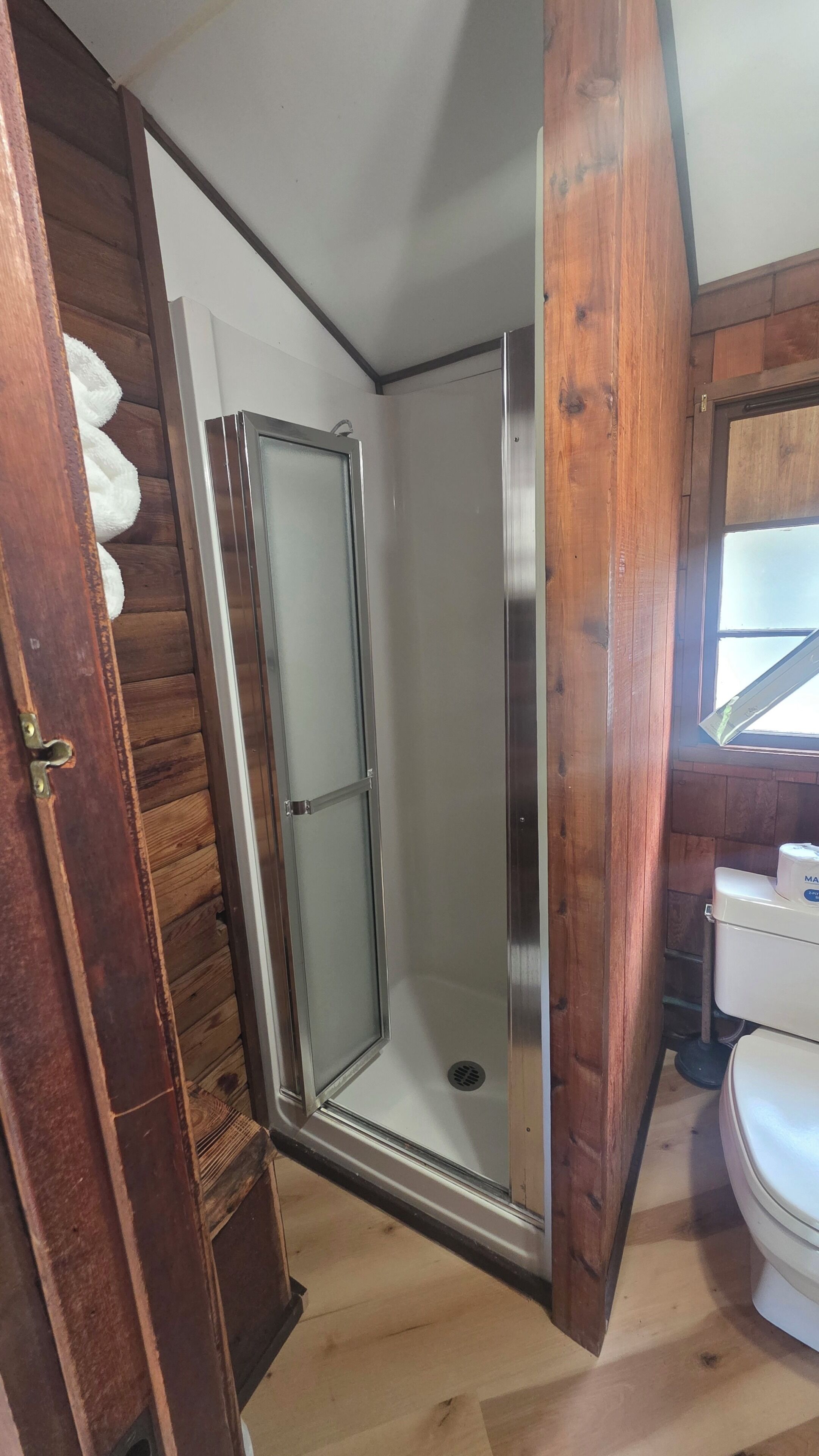 Classic Single Room, 2 Single Beds, Non Smoking, Pets Allowed | Bathroom