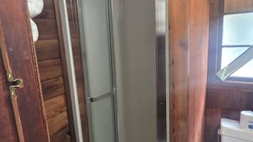 Ducha, toallas, jabón, shampoo