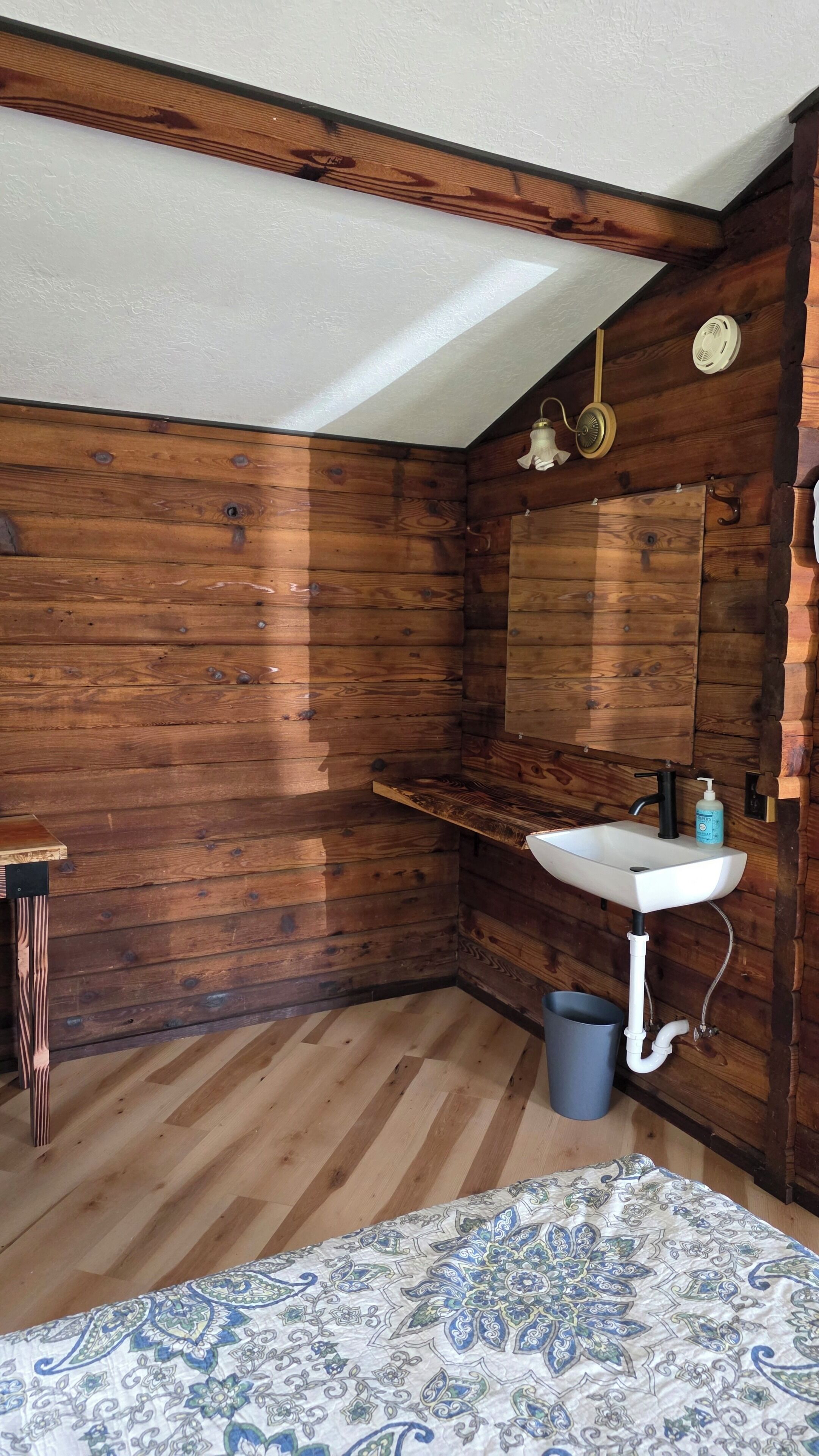 Quarto solteiro clássico, para não fumantes, aceita animais de estimação | Banheiro | Chuveiro, toalhas de banho, sabonete, shampoo